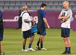 体育赛事-今夜体能课后，莱比锡更衣室发声备战欧冠，态度坚定，资深球员宣示担当(莱比锡欧冠队徽)